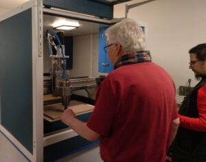 Willi und Marian an der CNC-Fräse im Fablab Lünen